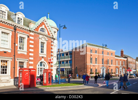 Tradizionale britannica cabine telefoniche rosse al di fuori del Post Office Bargate Boston centro città Lincolnshire England Regno Unito GB EU Europe Foto Stock