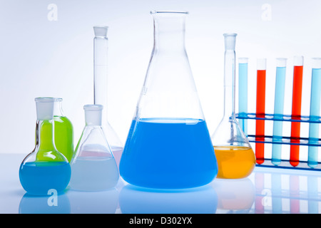 Palloni da laboratorio con fluidi di diversi colori Foto Stock