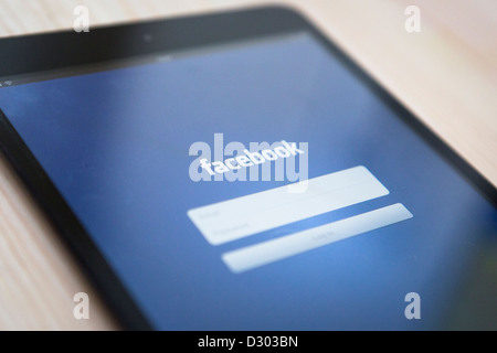 Vista del facebook login pagina su un ipad-mini. Foto Stock