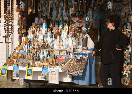 L'Europa, Italia, marche, Loreto, ambulatoriamente negozio di oggetti religiosi Foto Stock