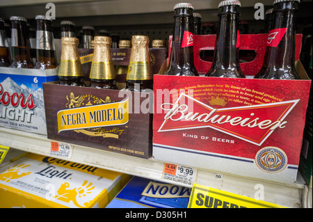 Bottiglie di importati dal Messico Negra Modelo birra con bottiglie di Budweiser in un supermercato a New York Foto Stock