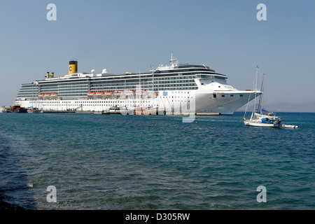 La nave da crociera Costa Atlantica ancorati nel porto della città di Kos, capitale dell'isola greca di Kos. Foto Stock