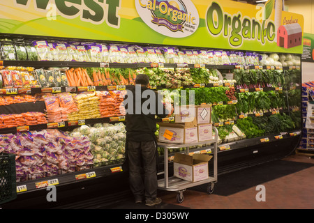 Shopping presso il fairway supermercato sulla Kips Bay quartiere di New York Foto Stock