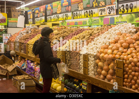 Gli amanti dello shopping presso il fairway supermercato sulla Kips Bay quartiere di New York Foto Stock