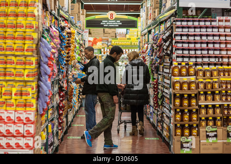 Gli amanti dello shopping presso il fairway supermercato sulla Kips Bay quartiere di New York Foto Stock