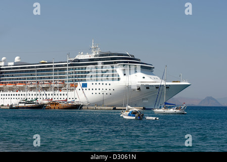 La nave da crociera Costa Atlantica ancorati nel porto della città di Kos, capitale dell'isola greca di Kos. Foto Stock