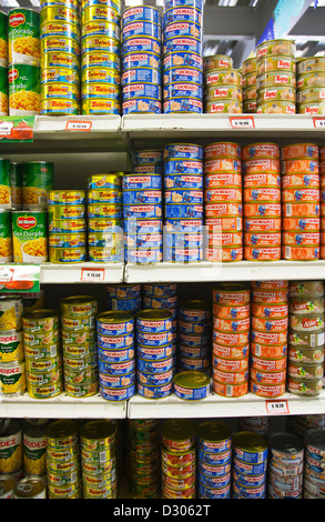 Le lattine per conserve sul ripiano in un supermercato a Oaxaca - Messico Foto Stock