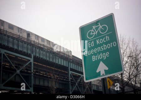 Digital Signage dirige i ciclisti per la pista ciclabile sul ed Koch-Queensboro Bridge a Long Island City nel Queens a New York Foto Stock