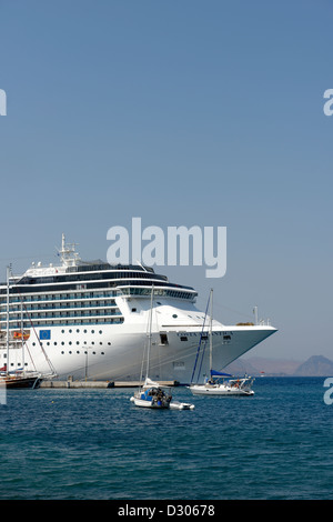 La nave da crociera Costa Atlantica ancorati nel porto della città di Kos, capitale dell'isola greca di Kos. Foto Stock