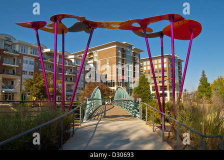 Il paradigma della scultura del percorso sul fiume Reedy ponte pedonale a downtown RiverPlace in Greenville, South Carolina, STATI UNITI D'AMERICA Foto Stock