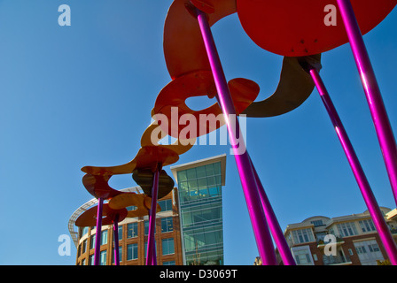 Il paradigma della scultura del percorso sul fiume Reedy ponte pedonale a downtown RiverPlace in Greenville, South Carolina, STATI UNITI D'AMERICA Foto Stock