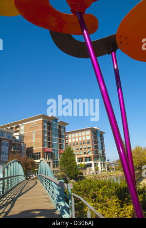 Il paradigma della scultura del percorso sul fiume Reedy ponte pedonale a downtown RiverPlace in Greenville, South Carolina, STATI UNITI D'AMERICA Foto Stock