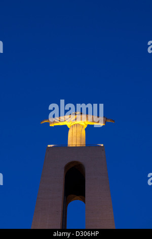 Vista posteriore del Cristo Rei (Cristo Re) statua, Lisbona, Portogallo Foto Stock