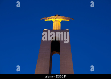 Vista posteriore del Cristo Rei (Cristo Re) statua, Lisbona, Portogallo Foto Stock