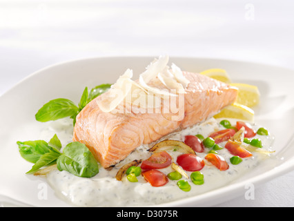 Cena con deliziosi salmone in crema su una piastra bianca Foto Stock