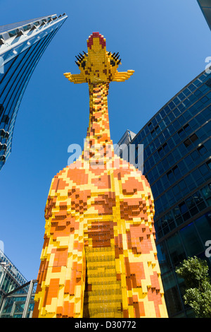 Una figura di una giraffa di fronte LEGO in LEGOLAND Discovery Centre in il Sony Center di Potsdamer Platz Foto Stock