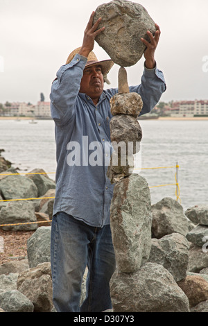 Rabindra Sarkar, un praticante di Reiki dall India del nord, saldi di rocce per turisti in San Diego Foto Stock