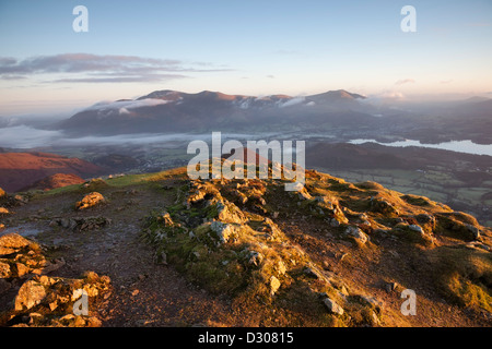 Skiddaw e Derwent Water dal Vertice di Causey Pike in Early Morning Light Lake District Cumbria Regno Unito Foto Stock