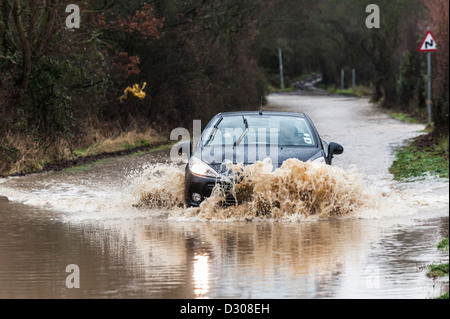 Inondazioni, UK - car lotte per guidare lungo una strada allagata, England, Regno Unito Foto Stock