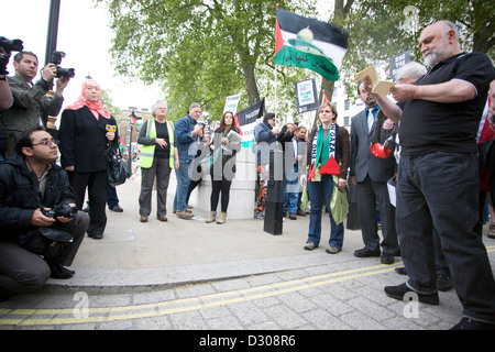 Un palestinese pro protesta svoltasi al di fuori di Downing St a Londra. Foto Stock