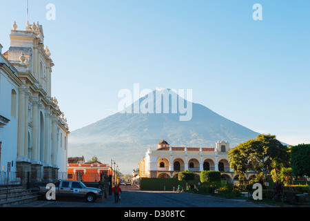 Volcan de Agua (3765m), Cattedrale, Antigua, Guatemala, America Centrale Foto Stock
