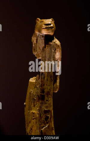 Londra REGNO UNITO .5 febbraio 2013. Lion uomo scultura. Ice Age Arte Arrivo della mentalità moderna presso il British Museum è una mostra con le sculture e i pezzi in avorio mammut e corna di renne da tutta Europa risalente all'ultima glaciazione tra 10.000 e 40.000 anni fa. Credito: amer ghazzal / Alamy Live News Foto Stock