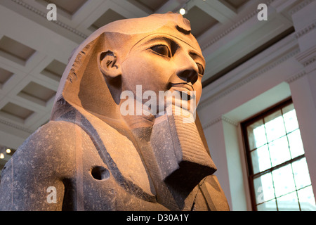 Il busto colossale di Ramesse 11 al British Museum di Londra. Foto Stock