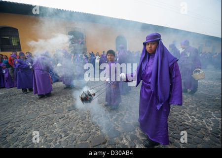 Antigua, i partecipanti in processione di Pasqua festival. Guatemala Foto Stock