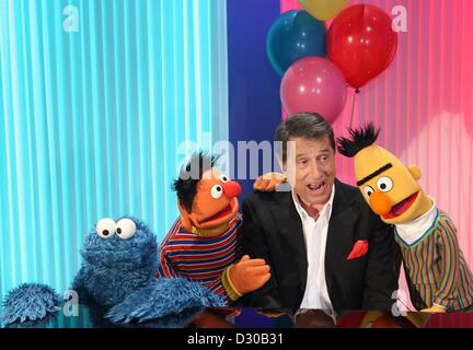 Amburgo, Germania. 5 febbraio 2013. Il cantante Udo Juergens siede al pianoforte accanto a Ernie, Bert (R) e il Cookie Monster (L) negli studi di 'Apriti Sesamo" durante un photocall ad Amburgo, Germania, 05 febbraio 2013. Foto: CHRISTIAN CHARISIUS/dpa/Alamy Live News Foto Stock