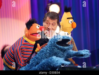 Amburgo, Germania. 5 febbraio 2013. Il cantante Udo Juergens siede al pianoforte accanto a Ernie (L), Bert (R) e il Cookie Monster negli studi di 'Apriti Sesamo" durante un photocall ad Amburgo, Germania, 05 febbraio 2013. Foto: CHRISTIAN CHARISIUS/dpa/Alamy Live News Foto Stock