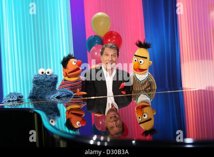 Amburgo, Germania. 5 febbraio 2013. Il cantante Udo Juergens siede al pianoforte accanto a Ernie, Bert (R) e il Cookie Monster (L) negli studi di 'Apriti Sesamo" durante un photocall ad Amburgo, Germania, 05 febbraio 2013. Foto: CHRISTIAN CHARISIUS/dpa/Alamy Live News Foto Stock