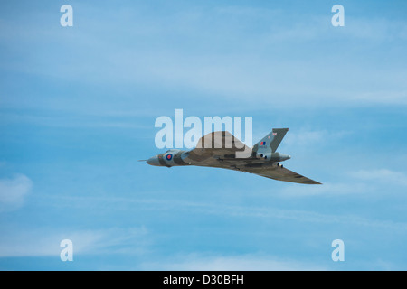 La bellissima Avro Vulcan bombardiere in volo dopo il restauro. Foto Stock