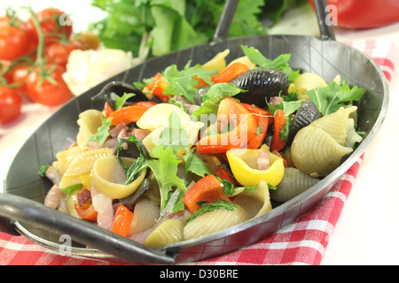 Pentola per la pasta con il peperone, cime di rapa, strisce di prosciutto, pomodori e aglio Foto Stock