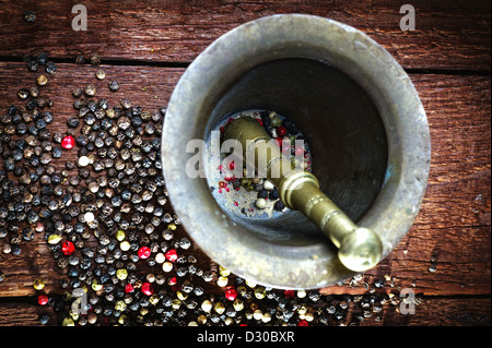 Pepe e mortaio sul legno vecchio Foto Stock