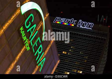 Galeria Kaufhof e l'Hotel Park Inn by Radisson a Alexanderplatz Foto Stock