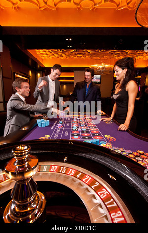 Gli uomini giocare alla roulette, gioco d'azzardo, Las Vegas, Nevada, STATI UNITI D'AMERICA Foto Stock