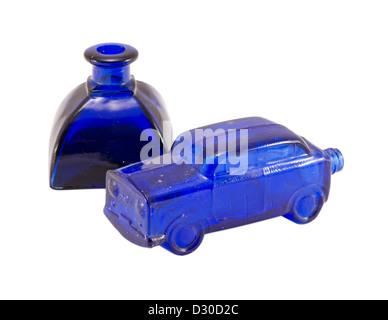 Retro Vintage vetro auto blu e decorativi piccola bottiglia di alcool isolati su sfondo bianco Foto Stock
