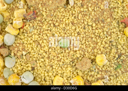 Molto vicino in vista di disidratare il couscous con il condimento e legumi secchi. Foto Stock