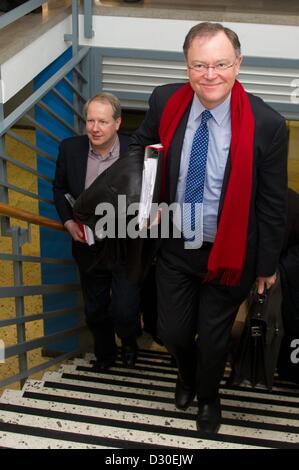 SPD candidato superiore Stephan Weil (R) arriva per il terzo round di trattative di coalizione tra la SPD e di alleanza 90/verdi accanto alla ex SPD fazione presidente in Bassa Sassonia, Stefan Schostok ad Hannover, Germania, 05 febbraio 2013. I negoziati per una coalizione dovrebbe essere completata entro il 10 febbraio. Foto: SEBASTIAN KAHNERT Foto Stock