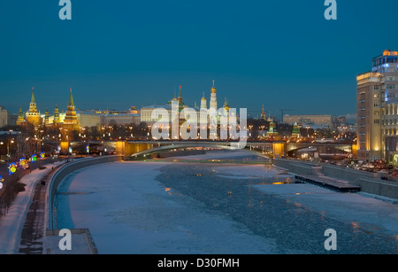Famoso del Cremlino di Mosca e il fiume Moskva, d'inverno. La Russia Foto Stock