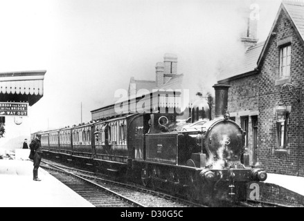 Treni passeggeri a Brownhills stazione ferroviaria sulla South Staffordshire linea nel 1909 tirata da una L&NWR "Carbone cisterna " 0-6-2T Foto Stock