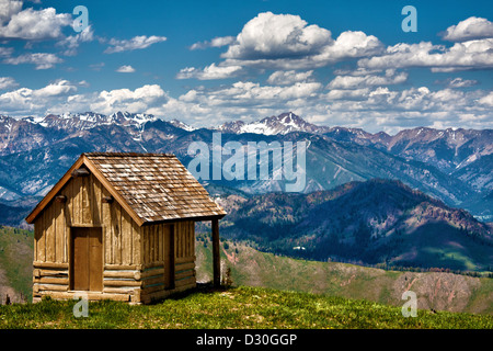 Piccolo log cabin in cima ski resort Bald Mountain nella Sun Valley, Idaho Foto Stock