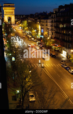 L'Arc de Triophe illuminata di notte a Parigi, Francia. Foto Stock