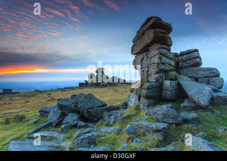 Grande fiocco Tor nel Parco Nazionale di Dartmoor, catturato poco prima del tramonto su un pomeriggio inverni. Foto Stock