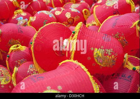 Londra, UK, 5 febbraio, 2013. Lavoratori in Newport luogo preparare lanterne rosse per festeggiare il Capodanno cinese. Chinatown, nel West End di Londra rivendicazioni per ospitare il più grande nuovo anno celebrazione al di fuori dell'Asia. L'Anno del serpente inizia il 10 febbraio. Credito: David Firn / Alamy Live News Foto Stock