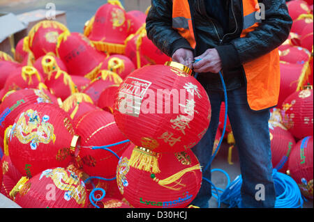 Londra, UK, 5 febbraio, 2013. Lavoratori in Newport luogo preparare lanterne rosse per festeggiare il Capodanno cinese. Chinatown, nel West End di Londra rivendicazioni per ospitare il più grande nuovo anno celebrazione al di fuori dell'Asia. L'Anno del serpente inizia il 10 febbraio. Credito: David Firn / Alamy Live News Foto Stock