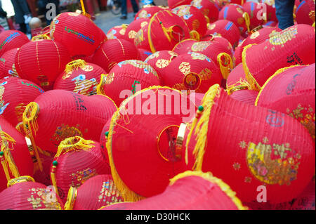 Londra, UK, 5 febbraio, 2013. Lavoratori in Newport luogo preparare lanterne rosse per festeggiare il Capodanno cinese. Chinatown, nel West End di Londra rivendicazioni per ospitare il più grande nuovo anno celebrazione al di fuori dell'Asia. L'Anno del serpente inizia il 10 febbraio. Credito: David Firn / Alamy Live News Foto Stock