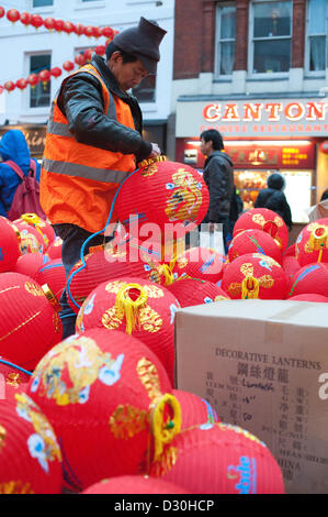 Londra, UK, 5 febbraio, 2013. Lavoratori in Newport luogo preparare lanterne rosse per festeggiare il Capodanno cinese. Chinatown, nel West End di Londra rivendicazioni per ospitare il più grande nuovo anno celebrazione al di fuori dell'Asia. L'Anno del serpente inizia il 10 febbraio. Credito: David Firn / Alamy Live News Foto Stock