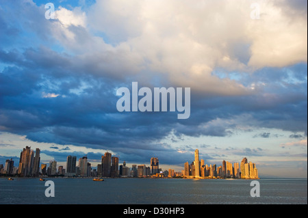Lo skyline della citta', Panama City, Panama America Centrale Foto Stock