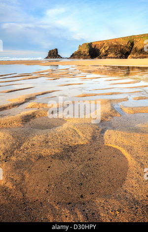 Modelli di sabbia sulla spiaggia di Porthcothan in North Cornwall Foto Stock